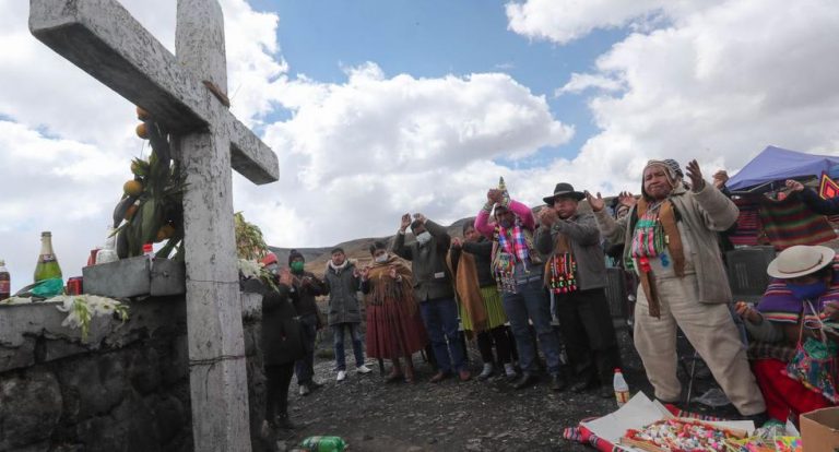 Un ritual andino para «expulsar» de Bolivia al covid 19 y para la «fertilidad de «Madre Tierra»»