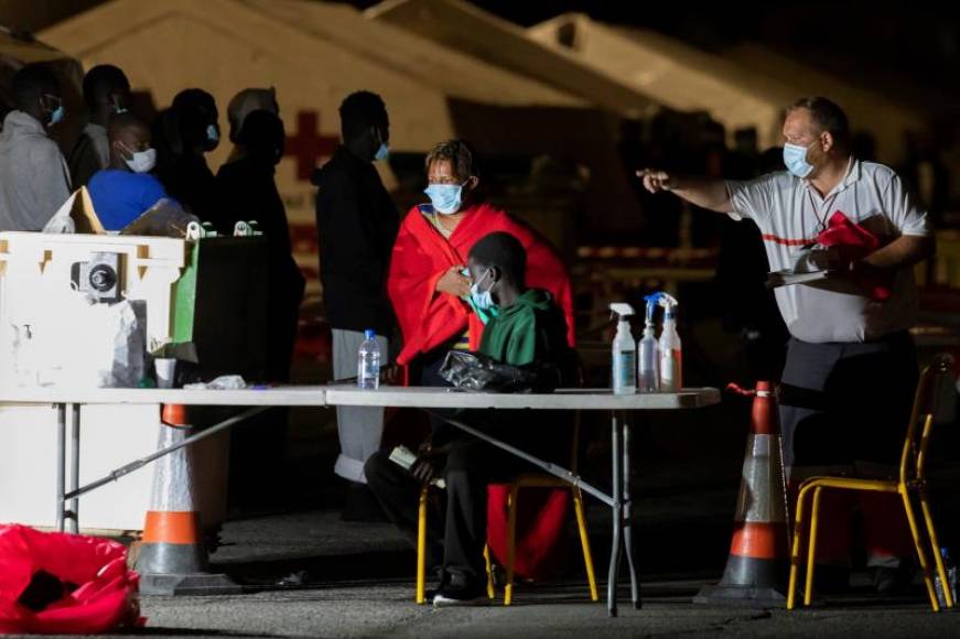 FOTOGRAFÍA. LAS PALMAS (ESPAÑA), 05.09.2020. La embarcación Salvamar Menkalinan, de Salvamento Marítimo, ha desembarcado esta noche del sábado en el puerto de Arguineguín. Efe