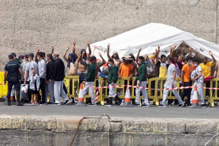 Llegan a España 54 inmigrantes ilegales a bordo de un cayuco