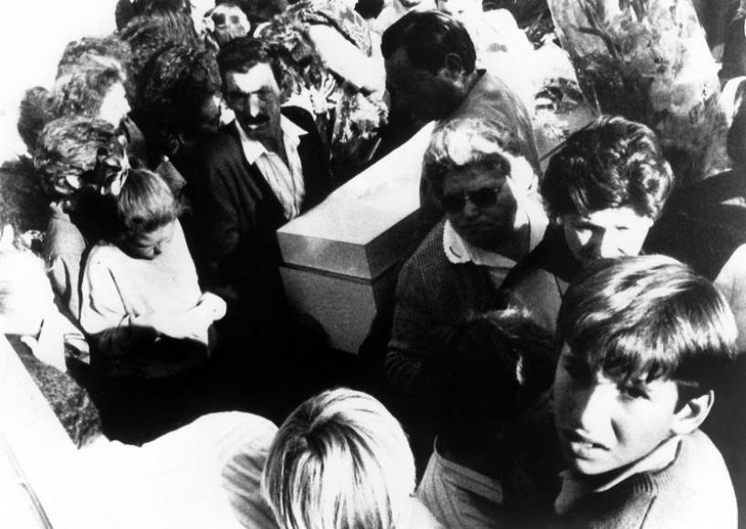 FOTOGRAFÍA. LUANCO (ASTURIAS), 08.10.1989. Luanco quedó prácticamente paralizada con motivo del funeral de la niña de 10 años Vanesa Mayo González, violada y asesinada. Efe