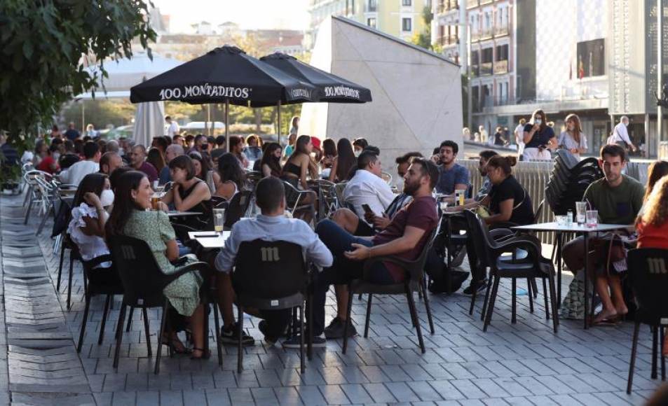 FOTOGRAFÍA. MADRID (ESPAÑA), 05.09.2020. Varias personas disfrutando en una terraza en la Plaza de Felipe II en la Comunidad de Madrid. Efe