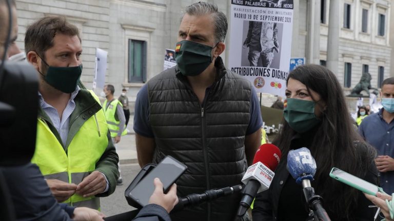 VOX: «Un Teniente del Ejército del Aire gana lo mismo que un Mozo de Escuadra que acaba de salir de la Academia»