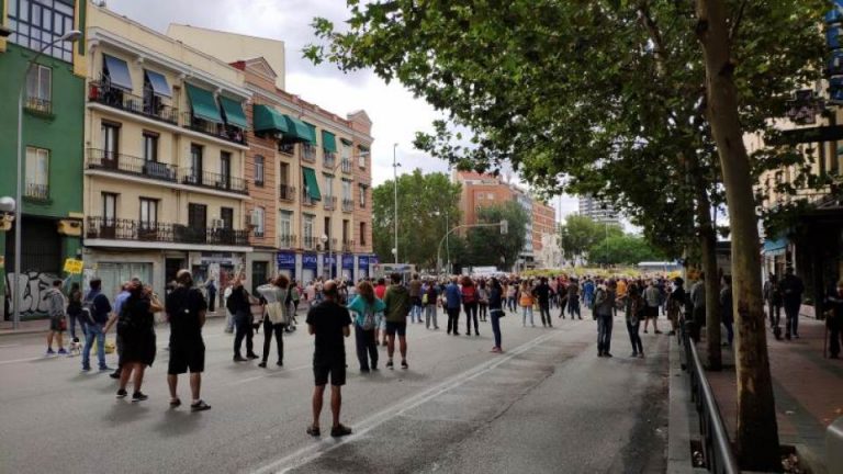 Miles de vecinos encerrados de los barrios de Madrid: «Ayuso (PP) y Aguado (Cs), sois el covid 19»