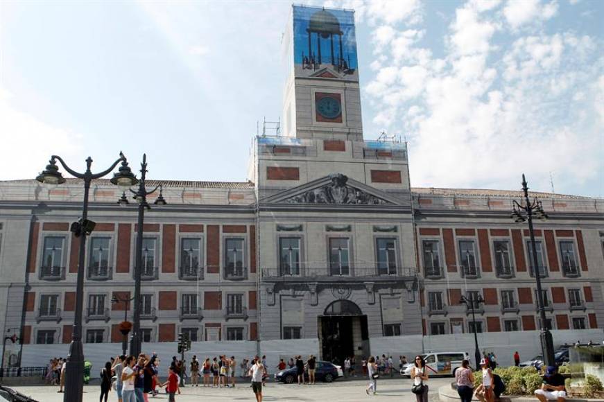FOTOGRAFÍA. MADRID (ESPAÑA), 20.09.2020. Vista de varias personas en la Puerta del Sol (Madrid). Hechos, 21.09.2020. Pedro Sánchez, y la presidenta de Madrid, Isabel Díaz Ayuso. Efe