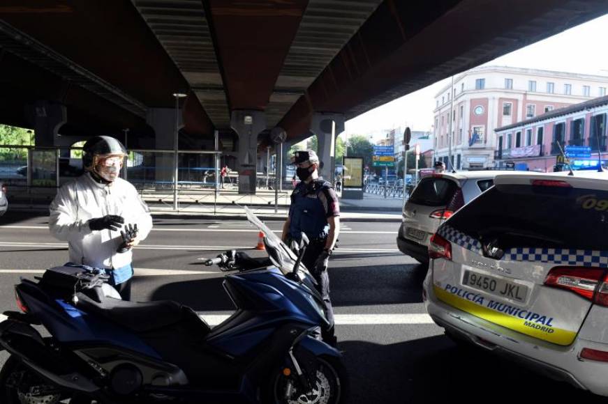 FOTOGRAFÍA. MADRID (ESPAÑA), 21.09.2020. Efectivos de la Policía Local realizan controles este lunes en Puente de Vallecas. Efe