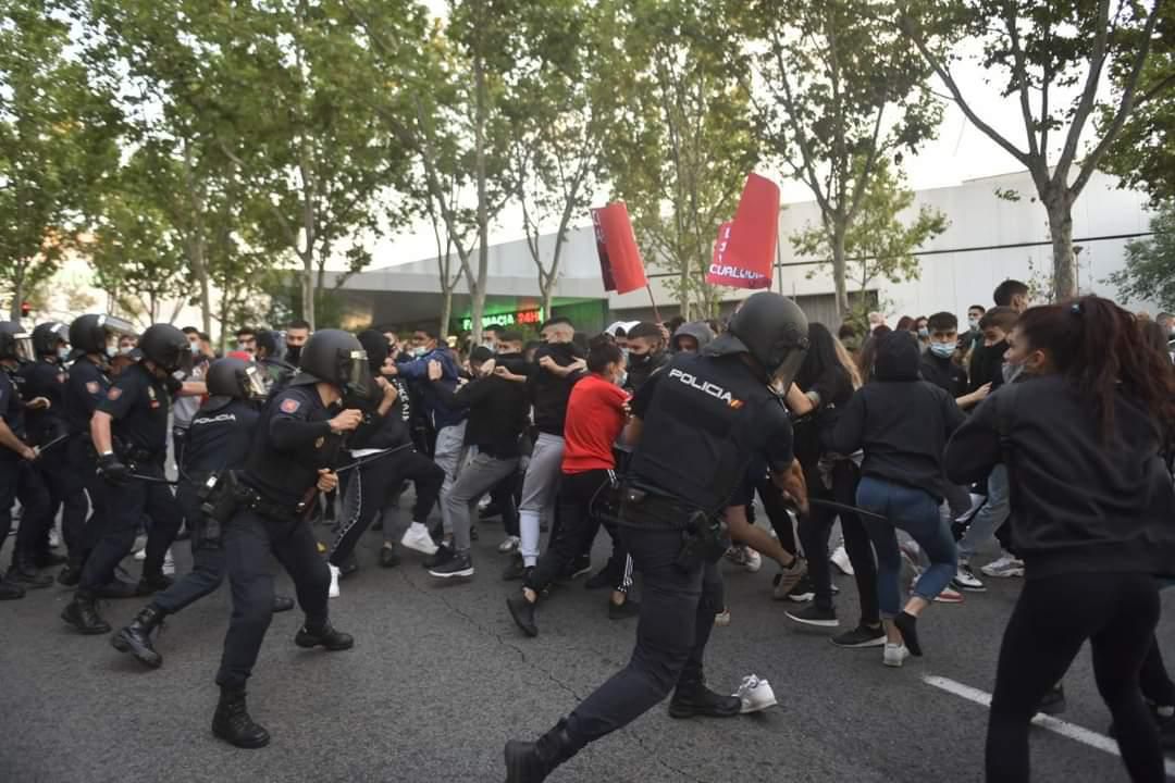 FOTOGRAFÍA. MADRID (ESPAÑA) , 25.09.2020. Carga policial contra los manifestantes de la ultraizquierda. Ñ pueblo (2)