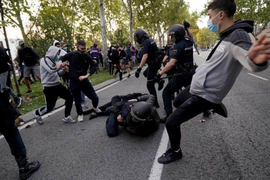 FOTOGRAFÍA. MADRID (ESPAÑA), 25.09.2020. La militancia de la ultraizquierda, afines a Podemos, (IU) y PSOE agrede la Policía. Ñ Pueblo (2)