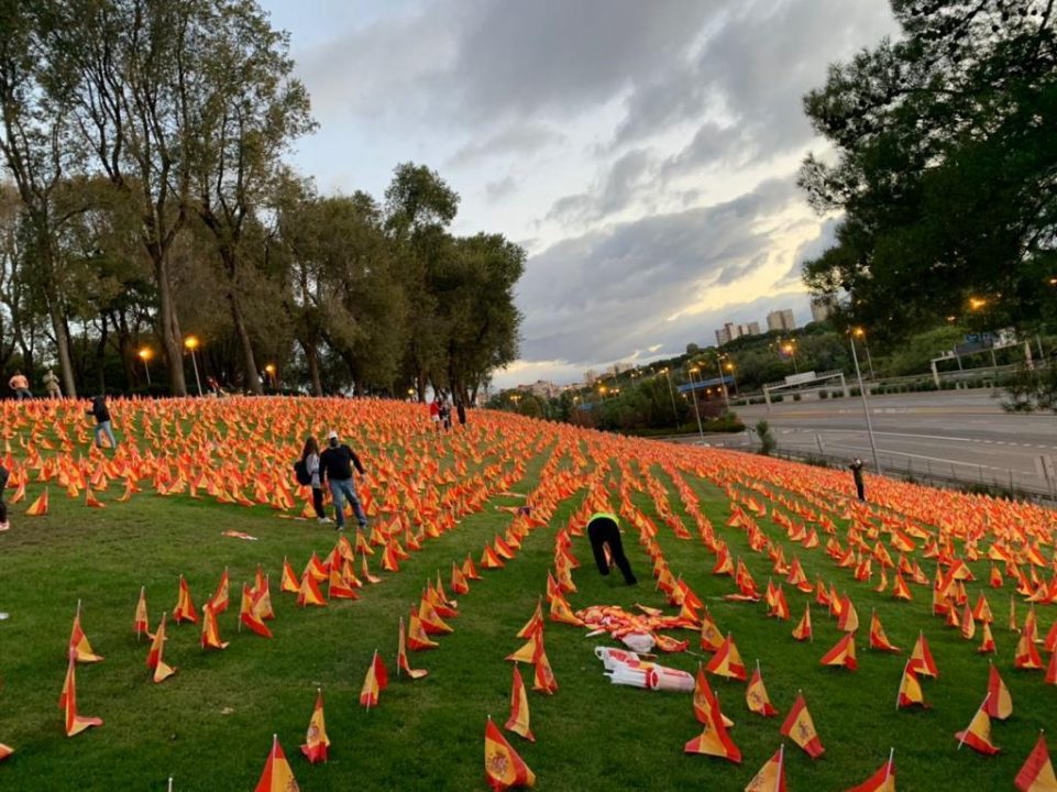 FOTOGRAFÍA. MADRID (ESPAÑA), 26.09.2020. 53 mil banderas de España para cada una de las víctimas mortales del covid 19 (coronavirus) caídas en España. Ñ Pueblo (4)