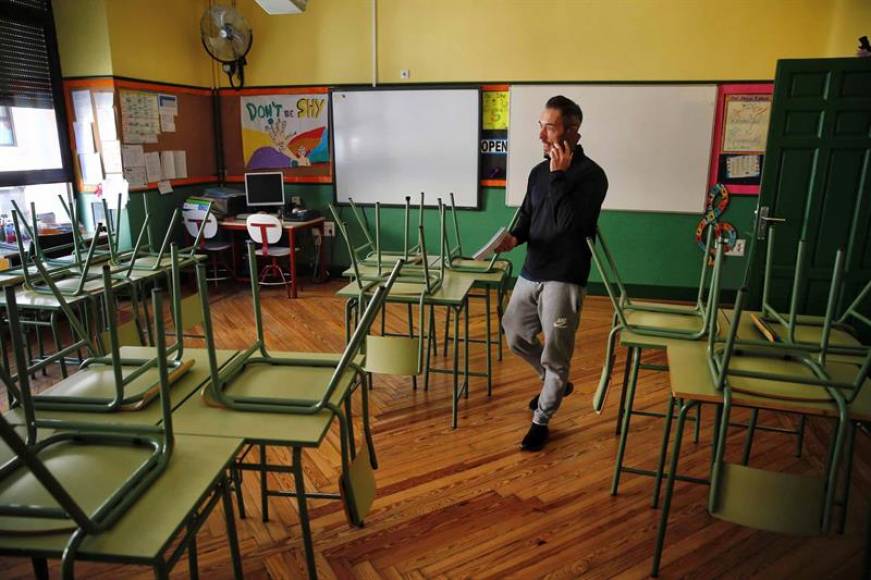 FOTOGRAFÍA. MADRID (ESPAÑA), SEPTIEMBRE DE 2020. Un docente habla por su teléfono móvil en un aula desierta en el colegio público Rufino Blanco en Madrid. Efe