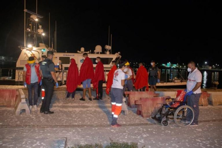 Llegan a España 6 inmigrantes ilegales magrebíes, entre ellos un MENA, a bordo de un barco pesquero