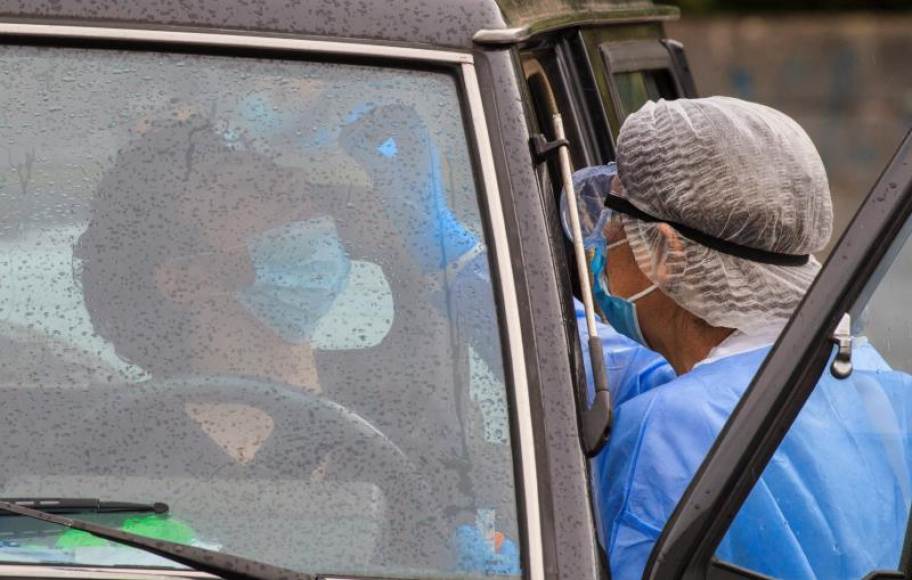 FOTOGRAFÍA. MUNDO, 23.09.2020. Un sanitario durante un test del covid 19. América, que acumula la mitad de los contagios confirmados. Efe