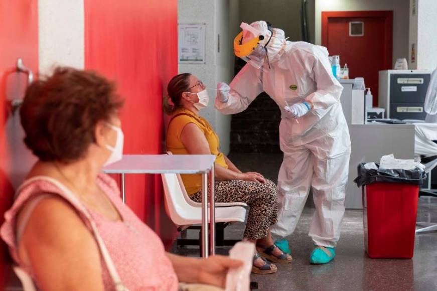 FOTOGRAFÍA. MURCIA (ESPAÑA), 21.09.2020. Una enfermera hace una prueba PCR a una mujer en el Centro de Salud del Barrio de San Diego de Lorca, Murcia. Efe