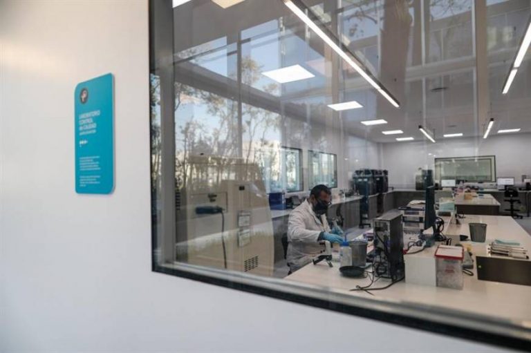 Interrumpen los ensayos clínicos de la vacuna del covid 19 por provocar una «enfermedad potencial»