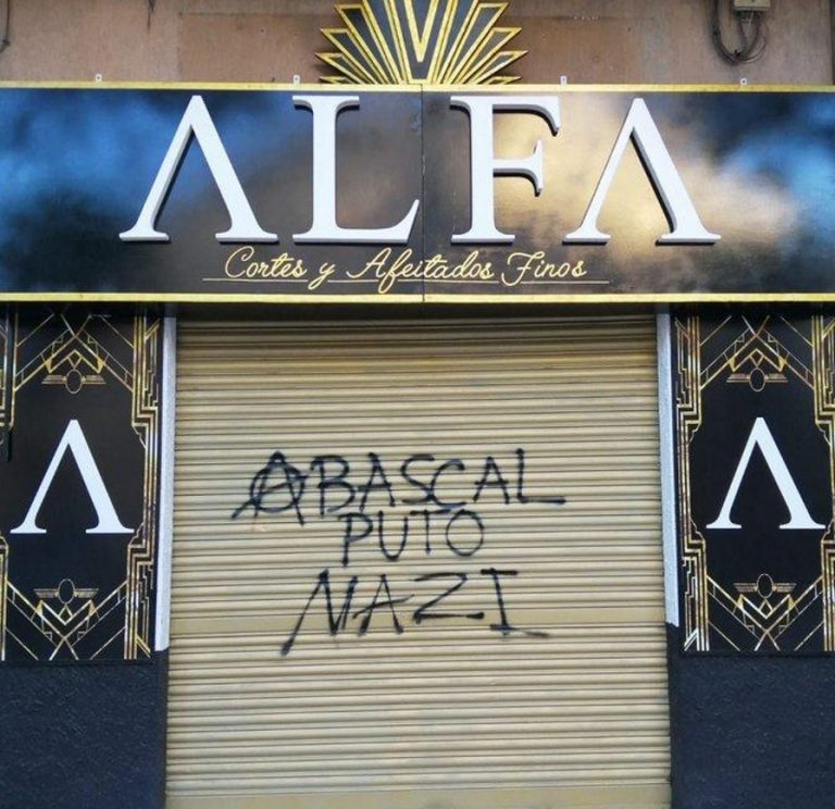 La ultraizquierda acosa y persigue a los responsables de la peluquería «Alfa» con «Abascal puto Nazi»