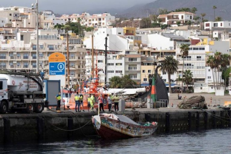 Llegan a España 83 inmigrantes ilegales entre ellos 65 varones y 18 MENAS a bordo de un cayuco