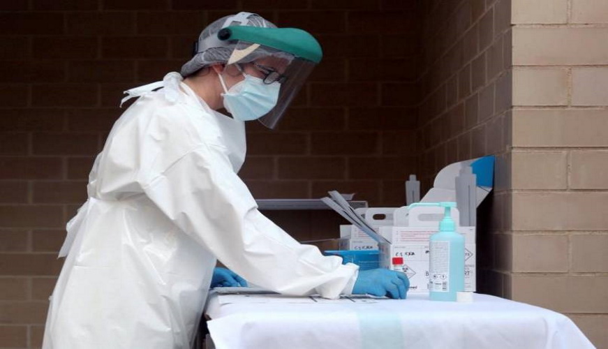 FOTOGRAFÍA. ZARAGOZA (ESPAÑA), 09.09.2020. Una sanitaria se prepara para hacer test PCR del covid 19 en un Centro de Salud de Ejea de los Caballeros (Zaragoza). Efe