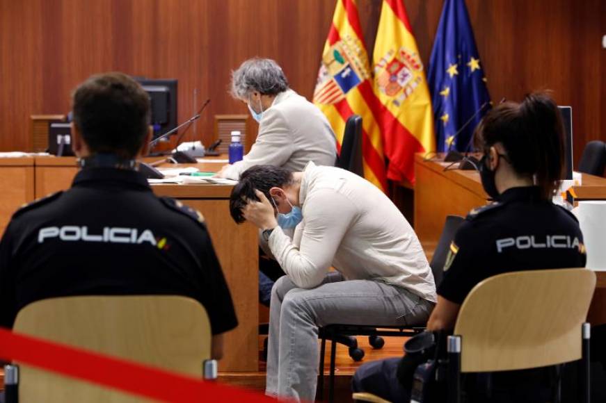 FOTOGRAFÍA. ZARAGOZA (ESPAÑA), 23.09.2020. El acusado del asesino Antifascista (ANTIFA), Rodrigo Lanza, (c delante) y su abogado, Endika Zulueta (detrás). Efe