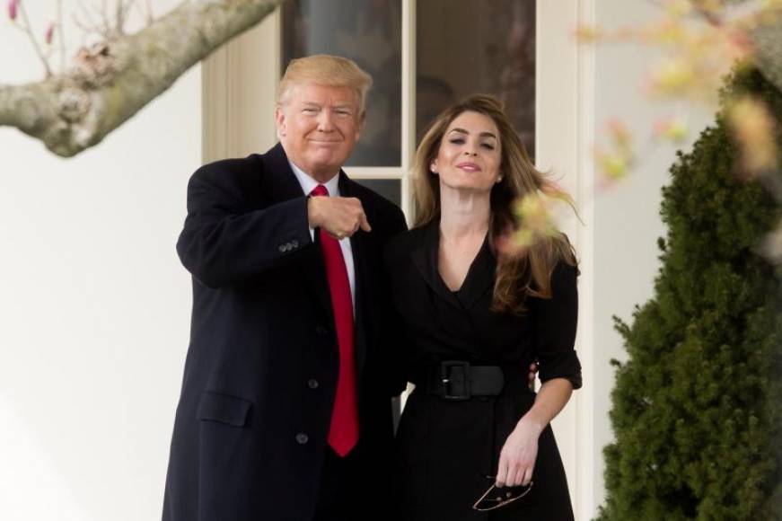 El presidente de los Estados Unidos, Donald J. Trump (i), saluda junto a la directora saliente de Comunicaciones de la Casa Blanca, Hope Hicks (d), a su salida del Despacho Oval. EFE