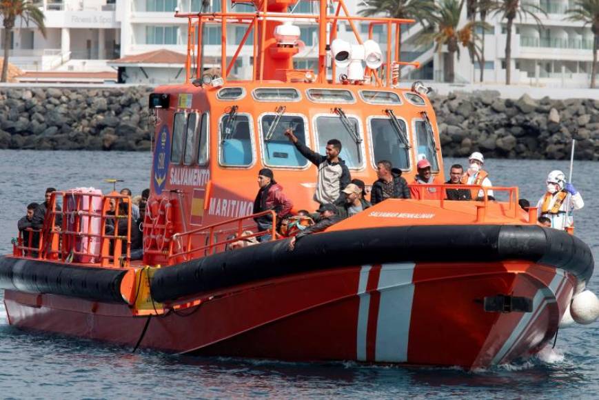 FOTOGRAFÍA. ARGUINEGUÍN (ESPAÑA), 19.10.2020. La Salvamar Menkalinan llega este domingo al muelle de Arguineguín con un total de 72 inmigrantes ilegales, tres de ellos MENAS. Efe