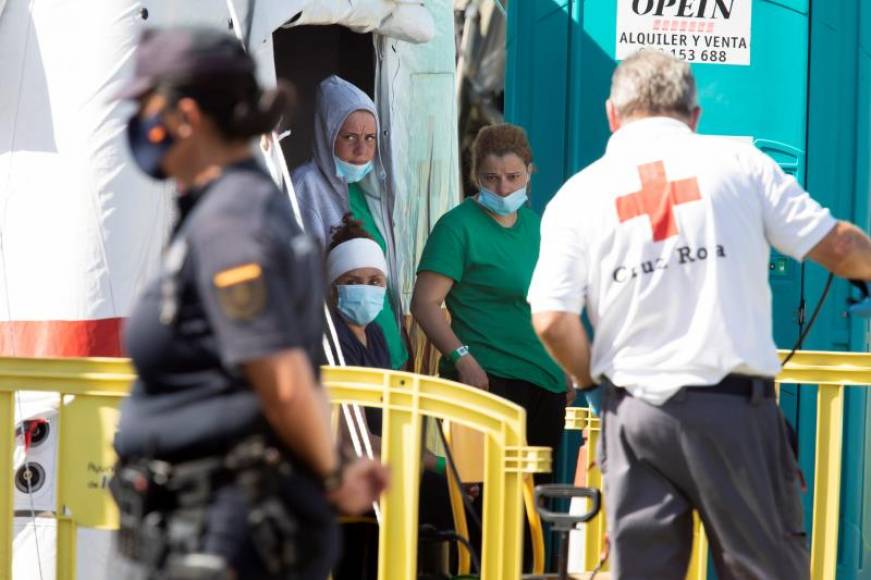 FOTOGRAFÍA. ARGUINEGUÍN (GRAN CANARIA) ESPAÑA, SEPTIEMBRE DE 2020. Salvamento Marítimo traslada a varias inmigrantes en el puerto de Arguineguín, en Gran Canaria. Efe