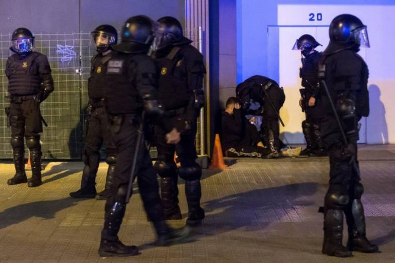 Un Mozo herido en los altercados del 1-O de 2020. Los separatistas atacaron a los Mozos con barras de hierro y botellas