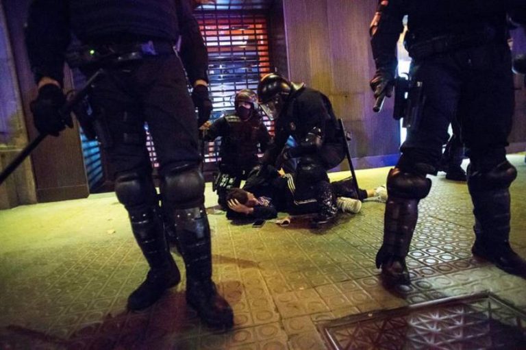 Los separatistas lanzan objetos contra Policía Nacional en Barcelona y pirotecnia contra ellos en Gerona