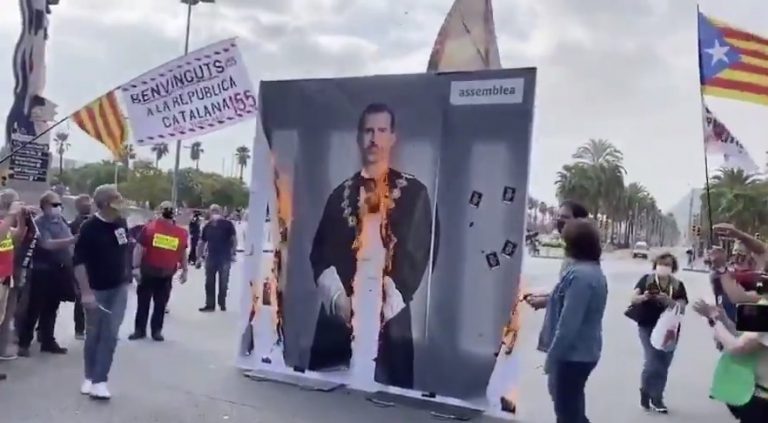 Vídeo. La racista Asamblea Nacional Catalana (ANC) prende fuego a su majestad el rey de España