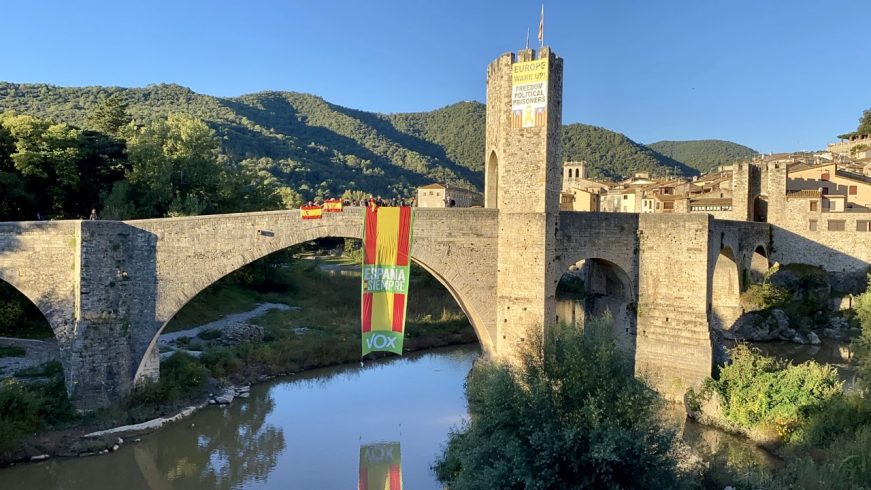 FOTOGRAFÍA. BARCELONA (ESPAÑA), 12.10.2020. Los verdes gerundenses despliegan una pancarta de grandes dimensiones en el histórico puente de Besalú. Ñ Pueblo