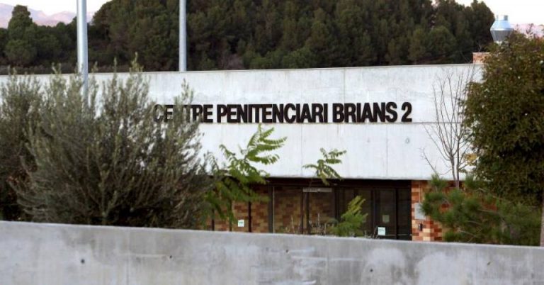 Asestan múltiples puñaladas al preso condenado por prostitución de menores en Barcelona (Cataluña)