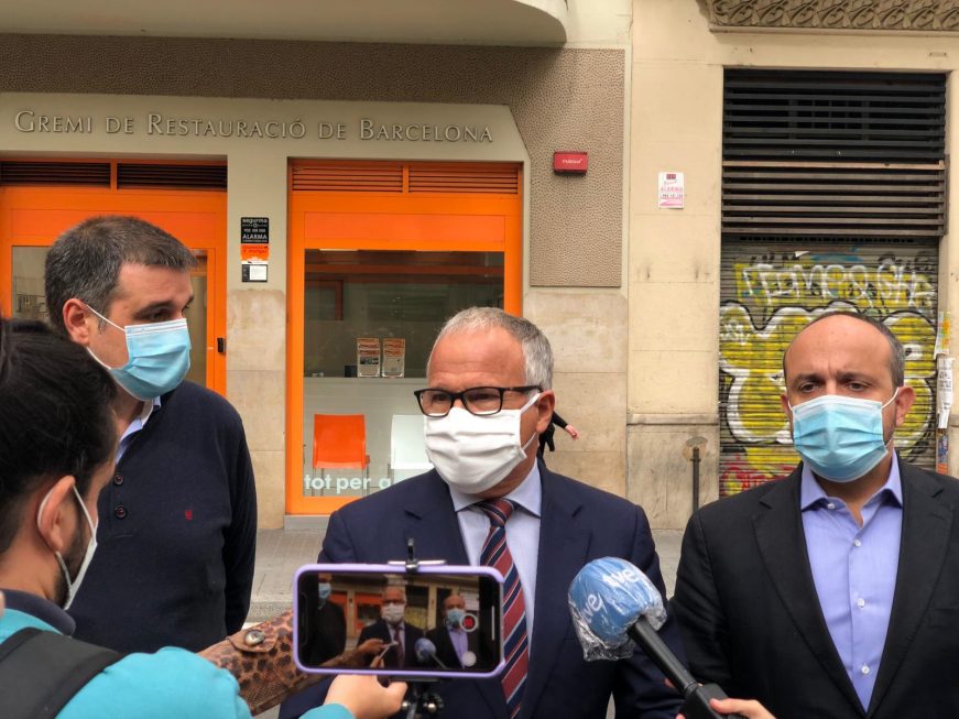 FOTOGRAFÍA. BARCELONA (ESPAÑA), 20.10.2020. El presidente del PP en Cataluña, Alejandro Fernández (d) junto al concejal Josep Bou (i). Ñ Pueblo