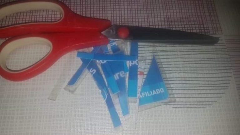 Militantes del PP rompen su carnet y se pasan a VOX tras el «sí» de Casado al Gobierno de Pablo Iglesias 