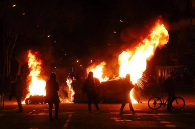 Tercer aniversario del 1-O. Los terroristas callejeros del separatismo queman neumáticos en Bañolas (Gerona) 