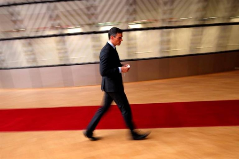 Sánchez desde Bruselas pide más dinero para la ideología de «género» y para el feminismo de ultraizquierda