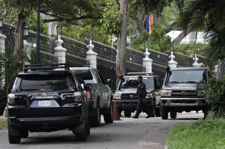 Policía del chavismo irrumpe en la casa del embajador de España en Caracas y las del personal de la embajada
