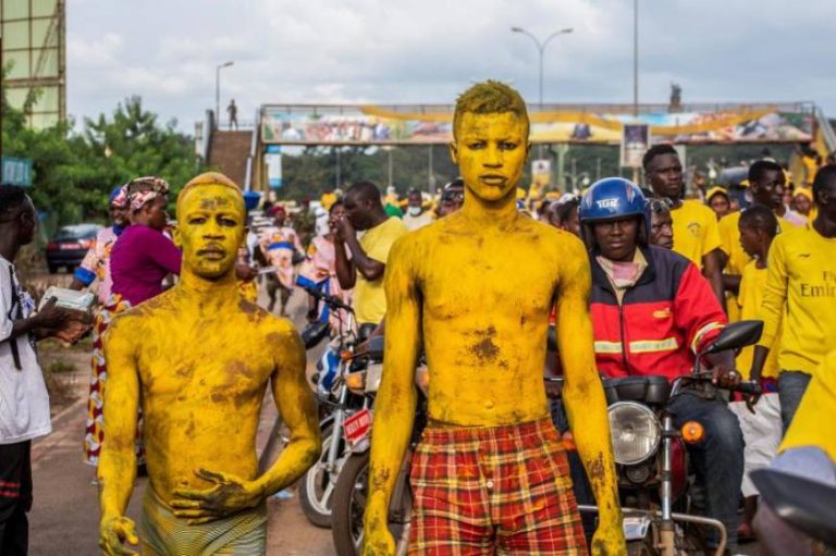 Los negros se pintan de amarillo por la continuidad de Alpha Condé en Guinea (África)