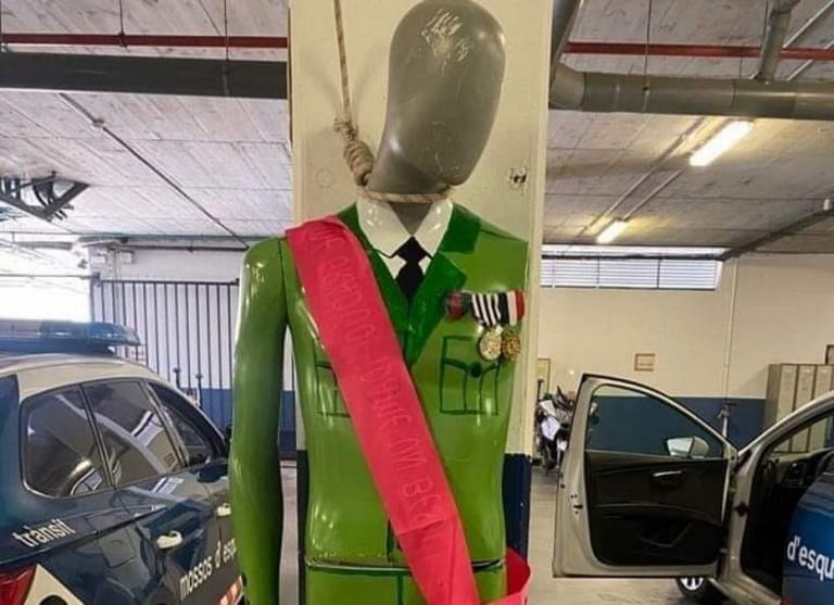 Los «Mozos independentistas» ahorcan al rey de España en su comisaría de Gerona (Cataluña)