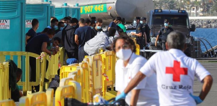 FOTOGRAFÍA. GRAN CANARIA (ESPAÑA), 19.10.2020. Más de 300 inmigrantes ilegales fueron recogidos este lunes en las cercanías. Efe
