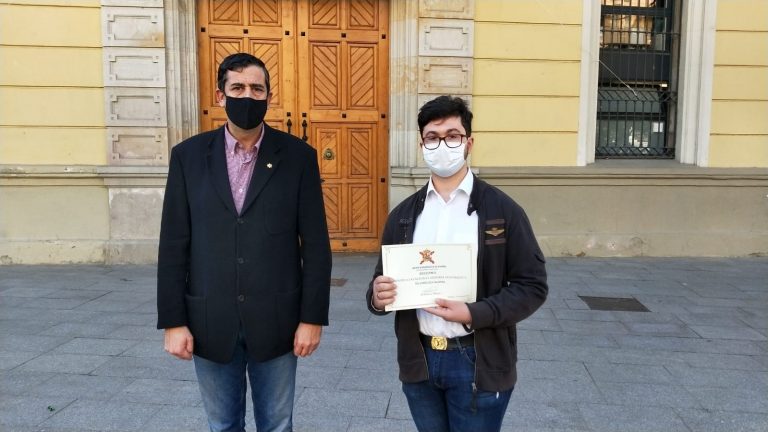 Un estudiante recibe un diploma por su trabajo sobre la historia y la monarquía en Cataluña