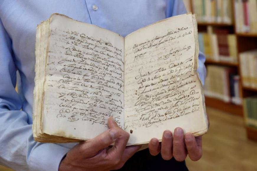 FOTOGRAFÍA. HUESCA (ESPAÑA), 17.10.2020. El historiador Carlos Garcés muestra los documentos de un sumario que ha recuperado en el Archivo Provincial de Huesca. Efe