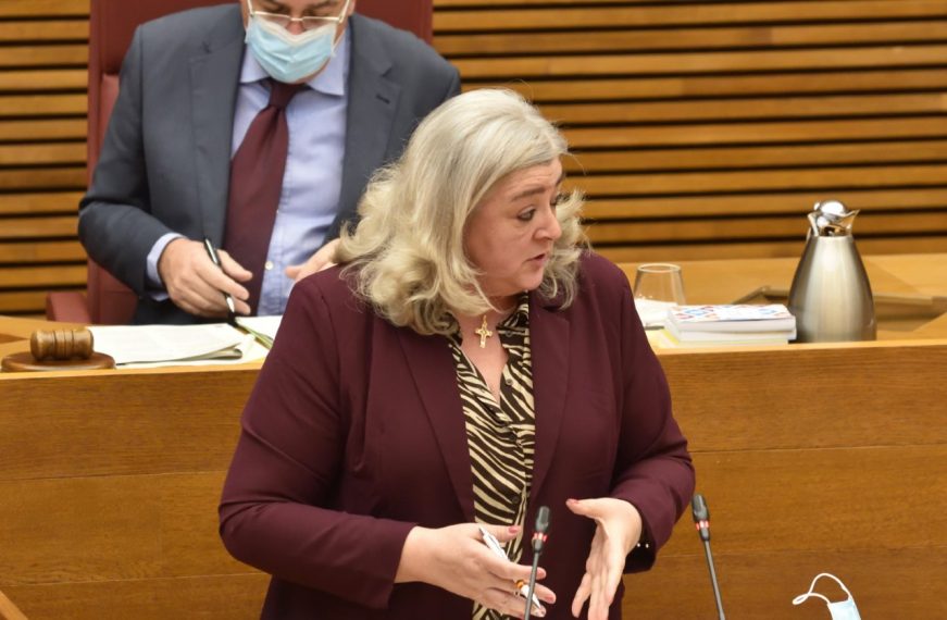 FOTOGRAFÍA. LAS CORTES VALENCIANAS (VALENCIA) ESPAÑA, 28.10.2020. La diputada del Grupo Parlamentario VOX Comunidad Valenciana, Ana María Cerdán. Ñ Pueblo