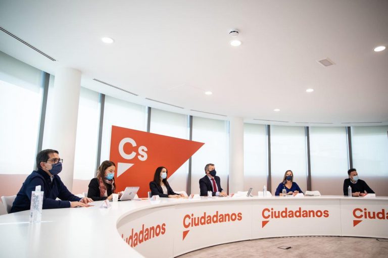 Cs de Arrimadas «consiente» que Podemos llame «neonazis» a Monasterio e Iván y VOX abandona la comisión