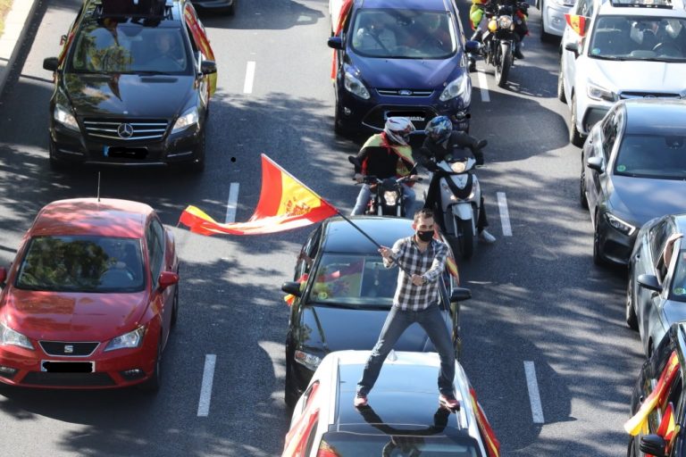 VOX inunda Madrid de coches, motos y banderas por la «libertad» de la capital de España