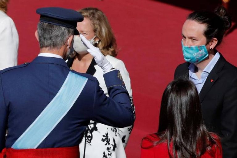 El saludo militar de su majestad el rey al Gobierno de Pablo Iglesias y a sus ministros comunistas
