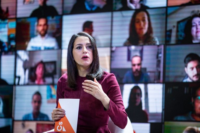 Arrimadas se rodea de los excargos de VOX, PP y PSOE para reivindicar el papel de Cs