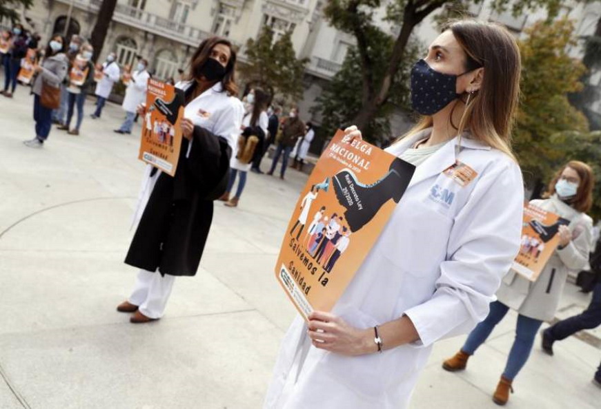 FOTOGRAFÍA. MADRID (ESPAÑA), 27.10.2020. Varios médicos participan en la concentración convocada por la Confederación Estatal de Sindicatos Médicos (CESM). Efe