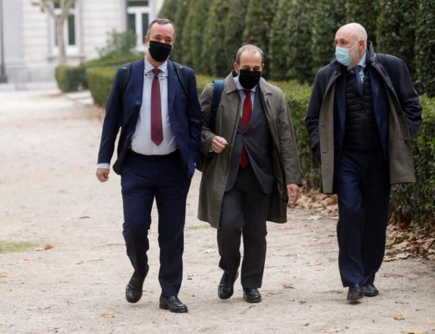 FOTOGRAFÍA. MADRID (ESPAÑA), 29.10.2020. El exsecretario de Estado de Seguridad, Francisco Martínez (i) junto a sus abogados a su llegada este jueves a la Audiencia Nacional en Madrid. Efe