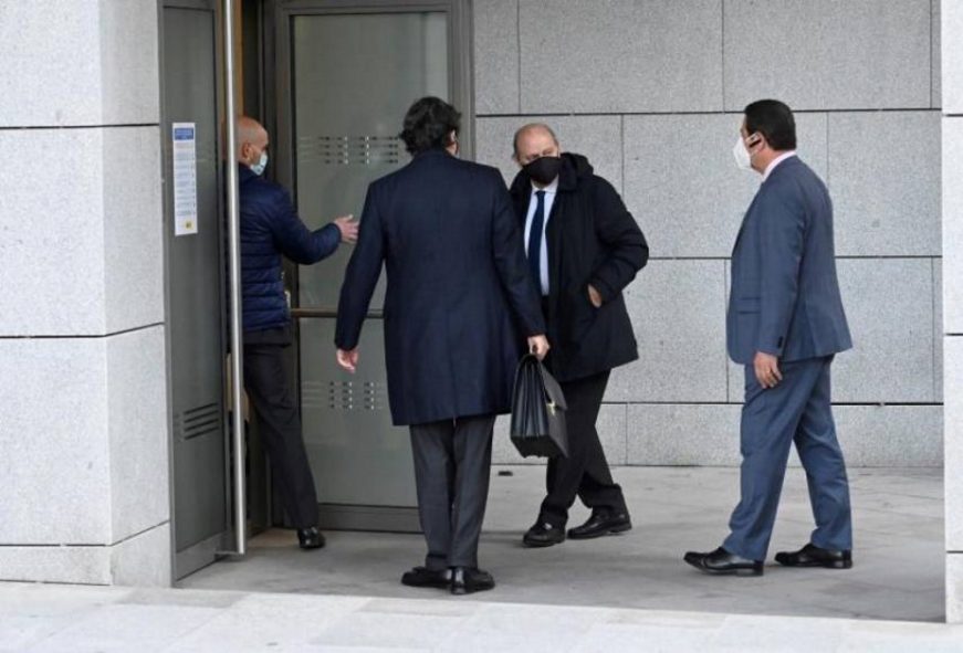 FOTOGRAFÍA. MADRID (ESPAÑA), 30.10.2020. El exministro del Interior Jorge Fernández Díaz (c) a su llegada a la Audiencia Nacional este viernes. Efe