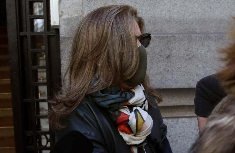 FOTOGRAFÍA. MADRID (ESPAÑA), OCTUBRE DE 2020. Rosalía Iglesias, mujer del extestorero del PP Luis Bárcenas, sale de su domicilio en Madrid. Efe
