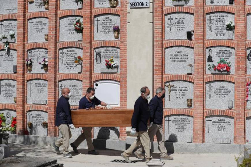 FOTOGRAFÍA. MADRID (ESPAÑA), OCTUBRE DE 2020. Varios operarios trasladan un féretro en el cementerio de la Almudena en Madrid. Efe