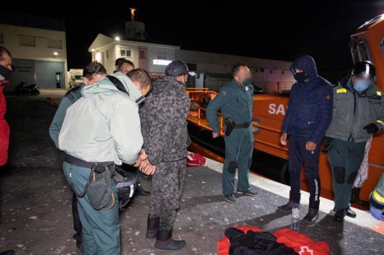 Llegan a Motril (España) 54 inmigrantes ilegales a bordo de una patera